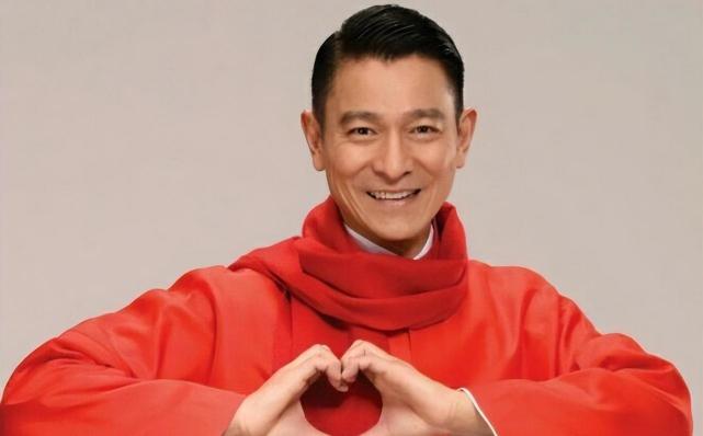 香港天王刘德华上传一段赤脚拖地的视频,吸引上百万粉丝观看