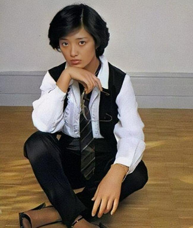 山口百惠无惧身材发福穿衬衫配九分裤依然时髦优雅老去也挺美