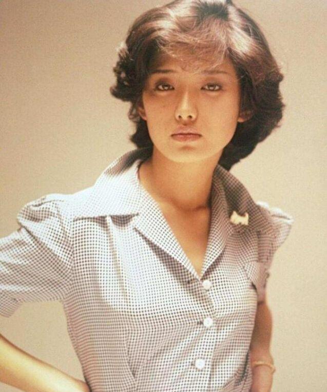 山口百惠无惧身材发福穿衬衫配九分裤依然时髦优雅老去也挺美