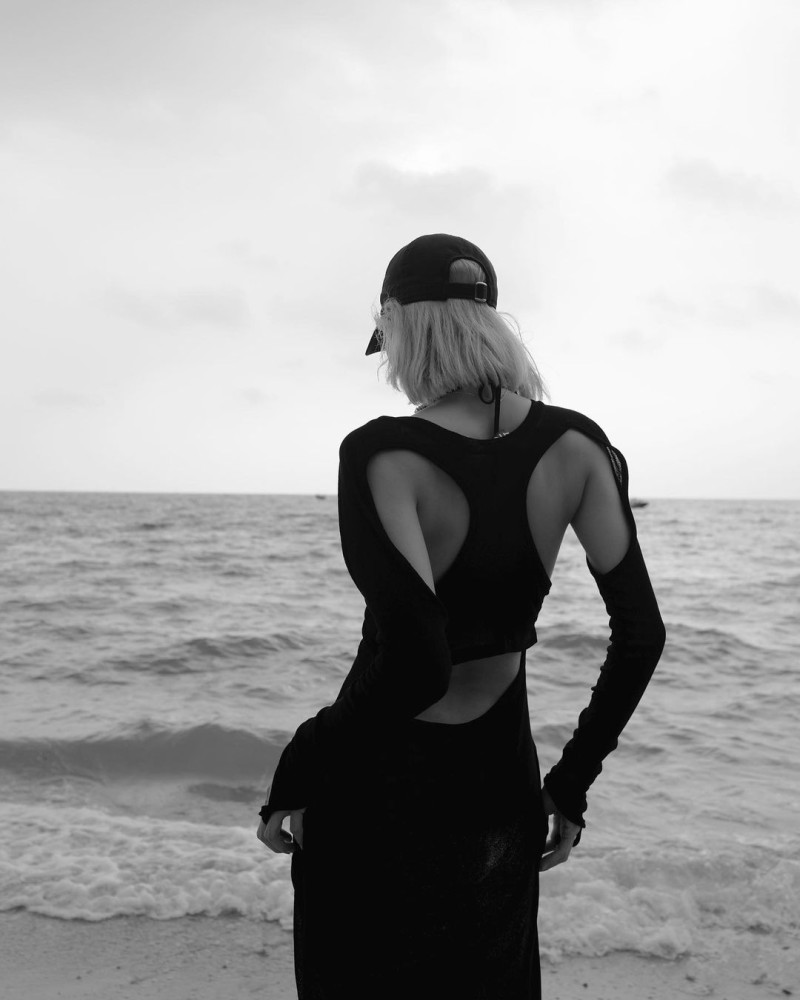 在公开的照片中,blackpink成员lisa,以大海为背景,身