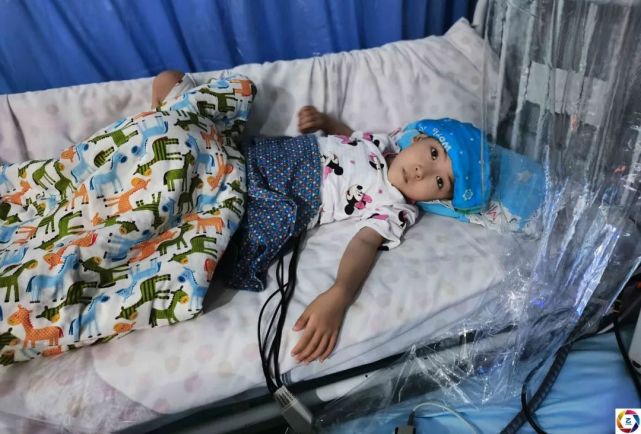 6岁漂亮女童患血癌爷爷经不住打击去世外公卖菜挣钱救她遇车祸