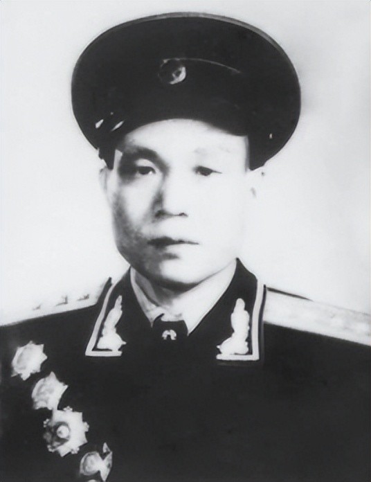 万海峰(1920年9月-),河南省光山县槐店乡万河村人.