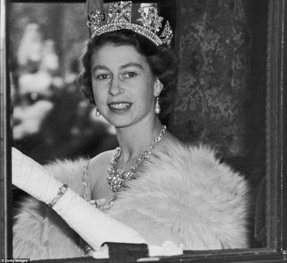 96岁英女王“不情愿”退出国会开幕大典，引发外界猜测，威廉将首次登场600539狮头股份