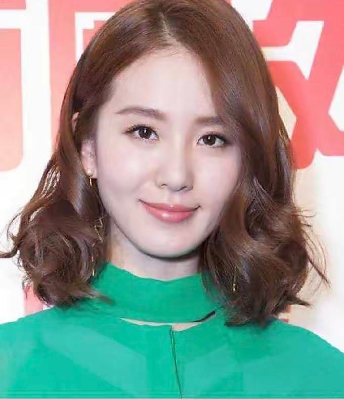 女人到中年就放弃"黑长直"吧,换这4种发型才洋气,阿姨变姐姐插图2