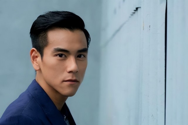 细心的网友发现照片中的男子与彭于晏及其相似,并且侧脸轮廓几乎也