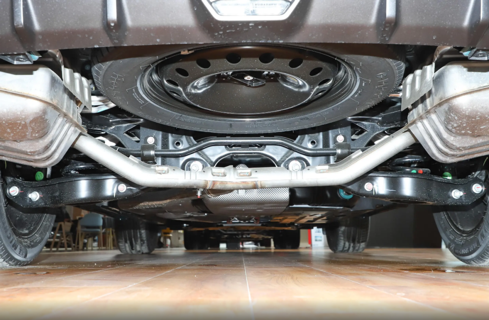 底盘方面,第二代传祺gs8搭载了前麦弗逊式独立悬架和后多连杆式独立