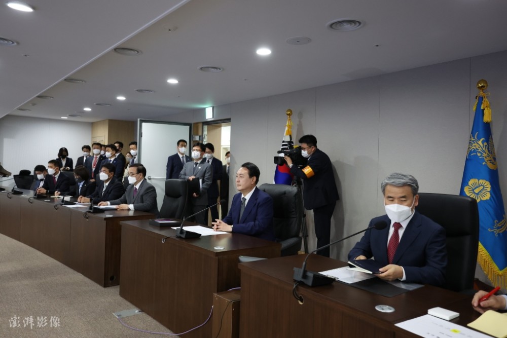 尹锡悦正式就任韩国总统地堡内听取军方报告
