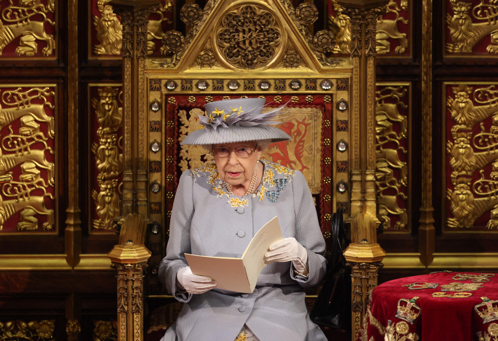 96岁英女王“不情愿”退出国会开幕大典，引发外界猜测，威廉将首次登场拉塔姆航空退出寰宇一家
