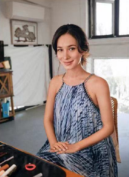 卢靖姗自曝孕期状态靠练普拉提缓解腰痛涂口红做美甲要做辣妈