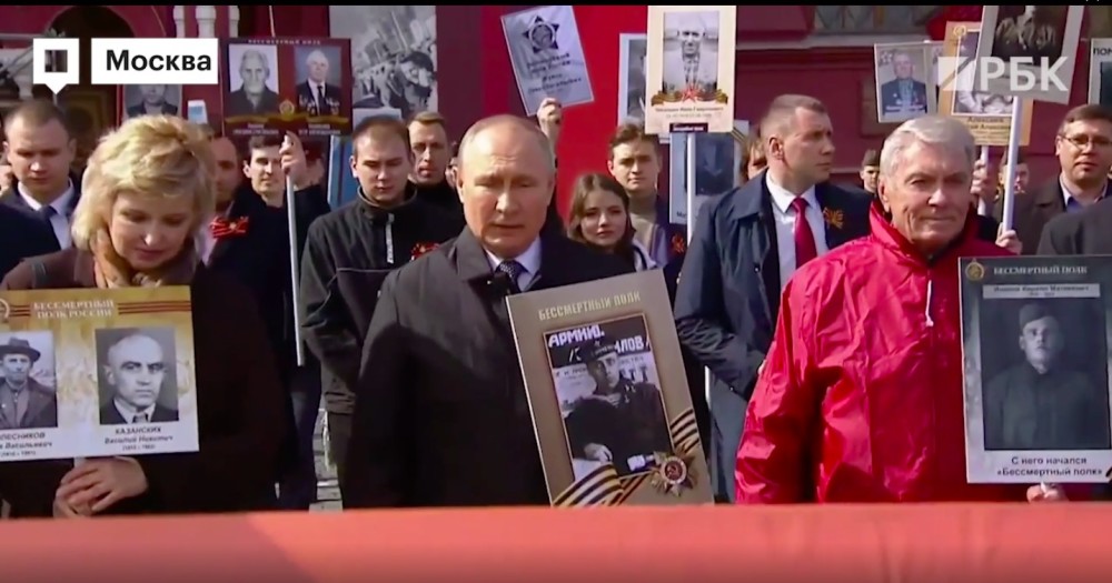 俄罗斯胜利日举行“不朽军团”游行，普京手举父亲照片参加英语900句跟读