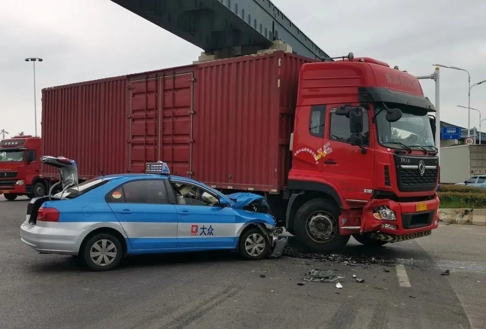 蚌埠一出租车撞上大货车!_腾讯新闻