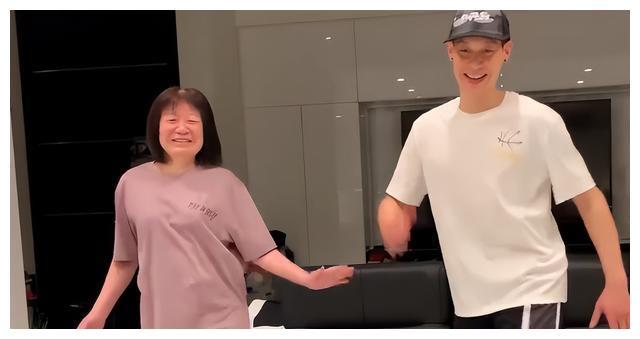 林书豪带妈妈跳毽子操,朝刘畊宏喊话,动作太软遭调侃