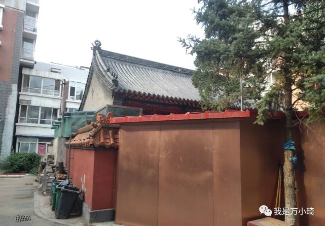 路线,笔者向小区深处走去,不一会便发现右前方出现一个起脊的青砖瓦房