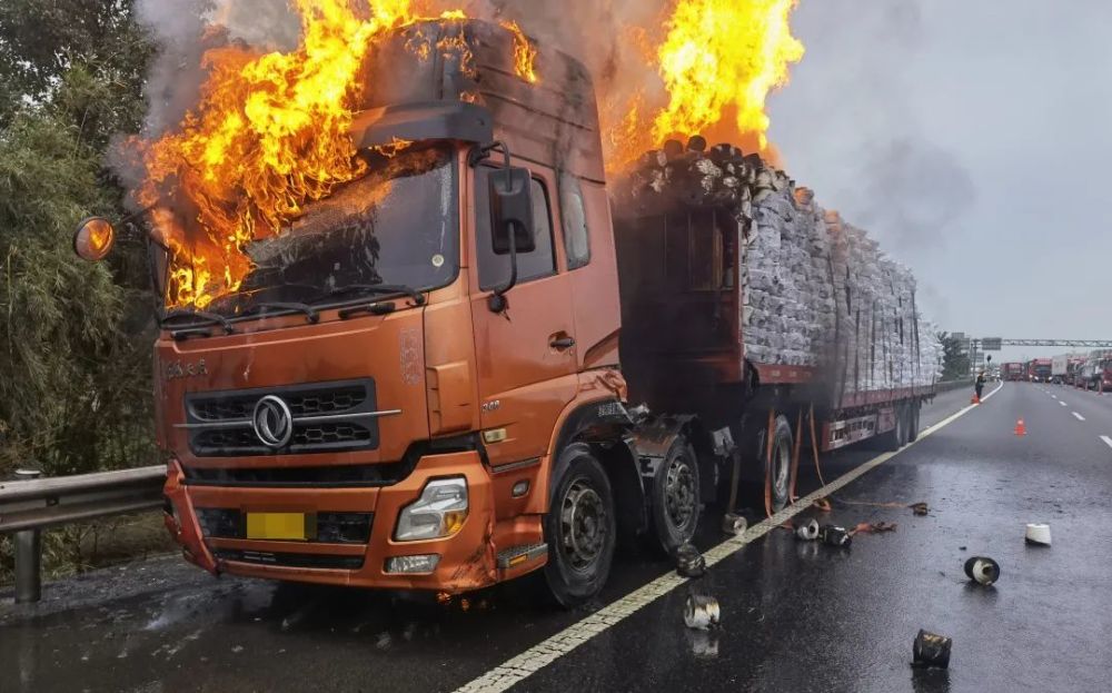 惊险货车高速上发生自燃现场火光冲天