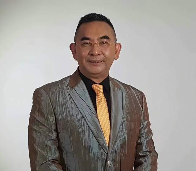 tvb前知名老戏骨李鸿杰携妻定居内地签约新经纪公司准备直播带货