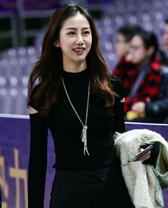 陈露晒打球视频,身材如少女,在美国生活多姿多彩,越来越漂亮