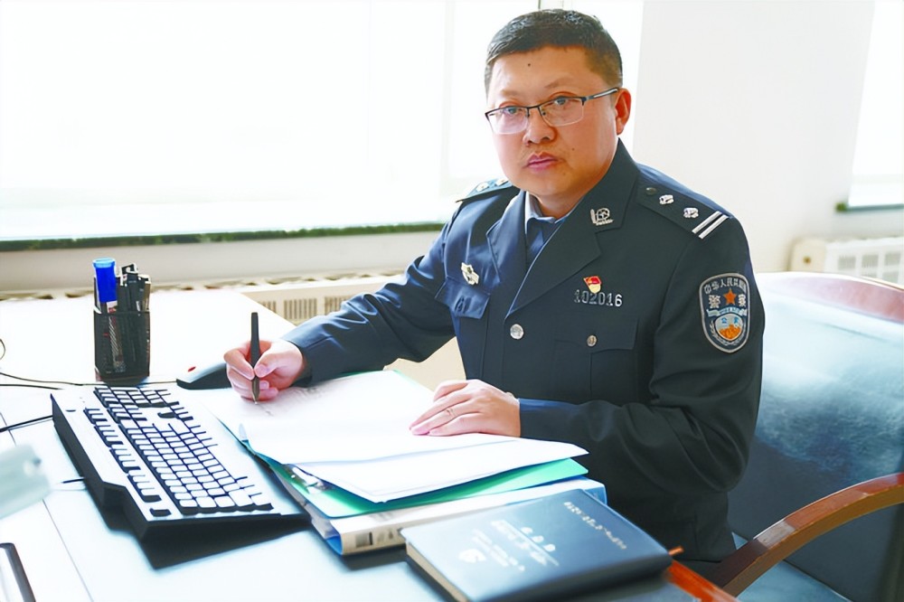 践行总要求致敬公安英雄孙浩抗疫一线特别能战斗的特警大队长