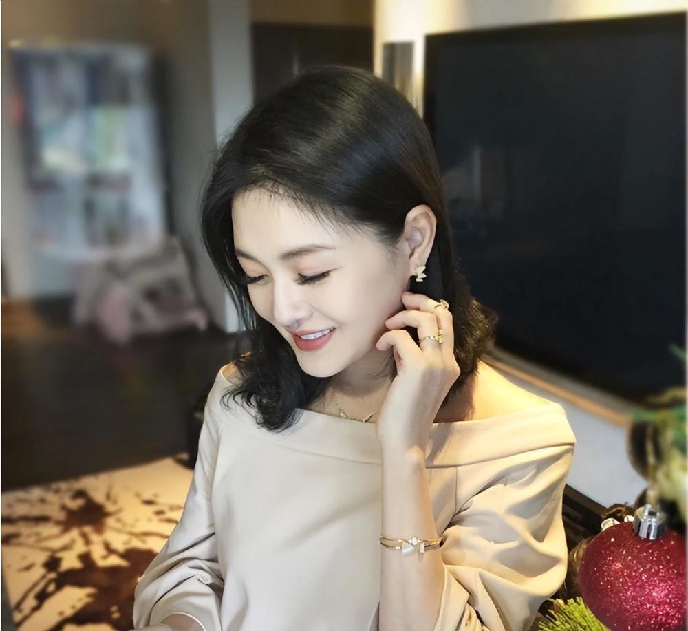 经与大s曾在社交平台po出的生活照作对比,应是同一房屋无疑.