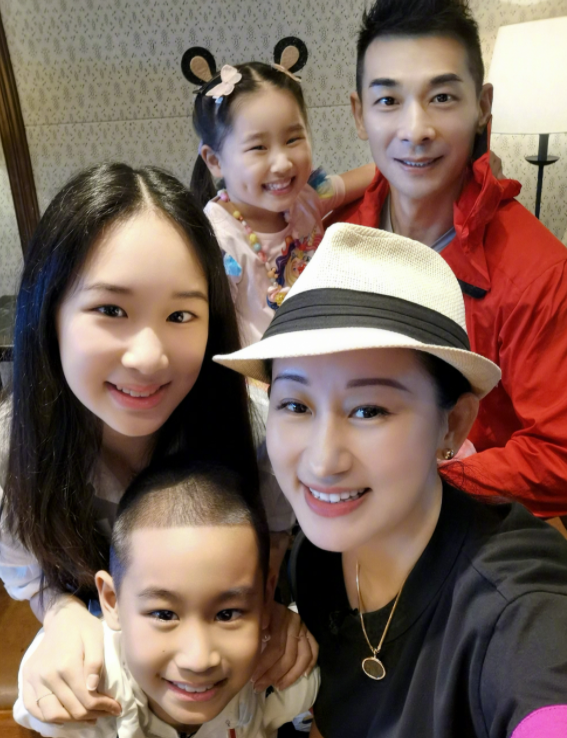 50岁赵文卓携妻儿逛街,双眼无神法令纹深厚,小8岁妻子颜值好高