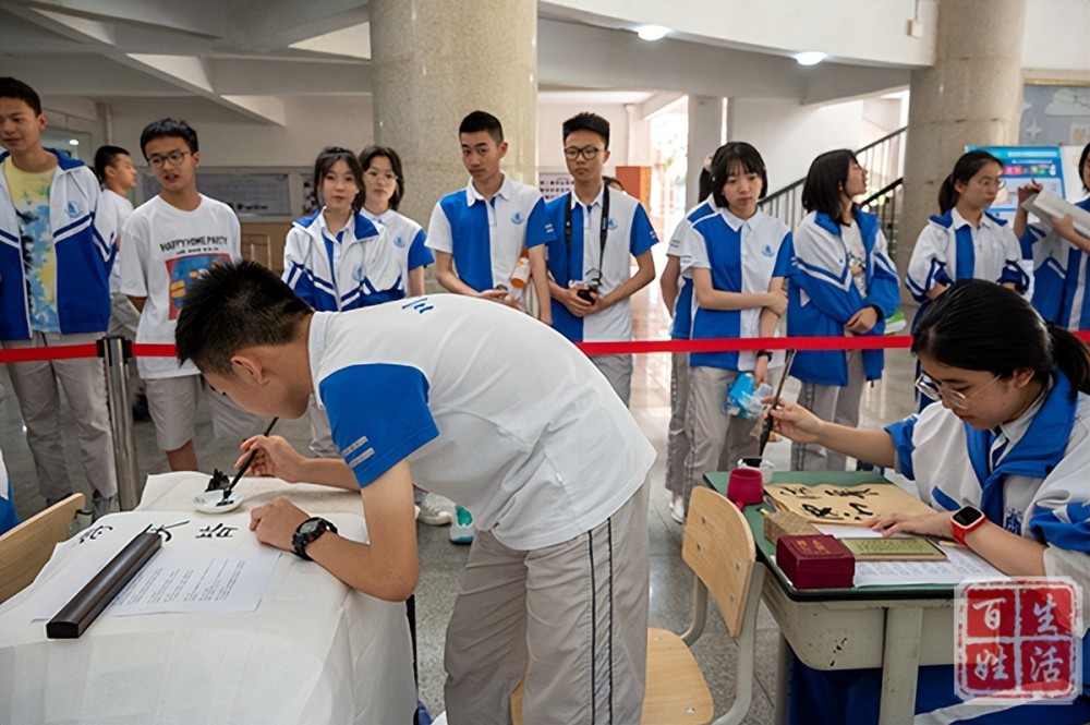 端庄雄伟,气势开张……伴随师生们对书法创作者的赞美之声,川大附中