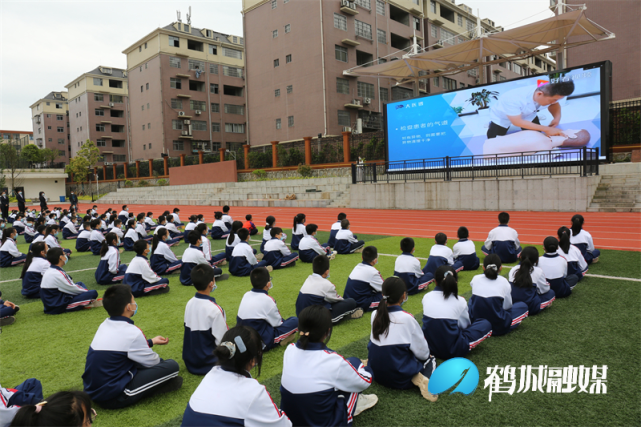 金时中学开展防溺水救生应急示范演练