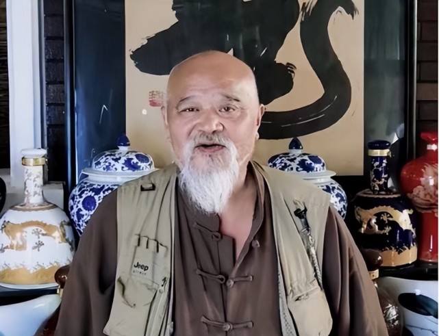 67岁李琦罕见露面,晒书法作品意外曝光豪宅内景,网友:太壕气