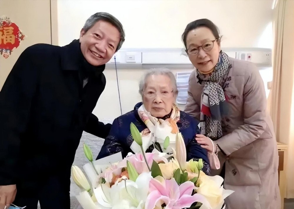 秦怡:经历两段悲惨的婚姻,丧夫丧子女儿不亲,100岁孤独离世_腾讯新闻