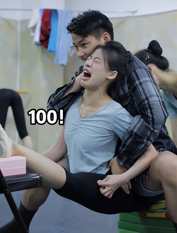 男老师帮忙"压腿",是否合适暂且不提,这"撕腿"方式太痛苦了吧