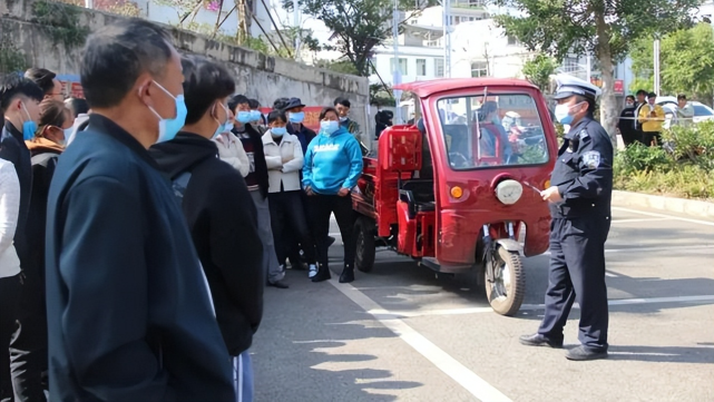 用免費公交車代替電動三輪車,或降低考駕照難度,你會支持哪個?