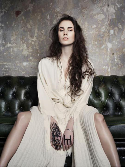 skott对《glitter & gloss》的评价是:"icture-perfect oddity!