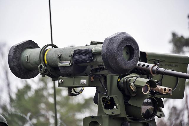 已经累计向乌克兰援助了7000枚标枪单兵导弹,并且还附赠1000个发射器