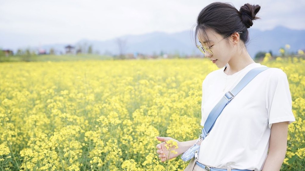 張月戶外清新寫真曝光穿簡約白t少女感十足