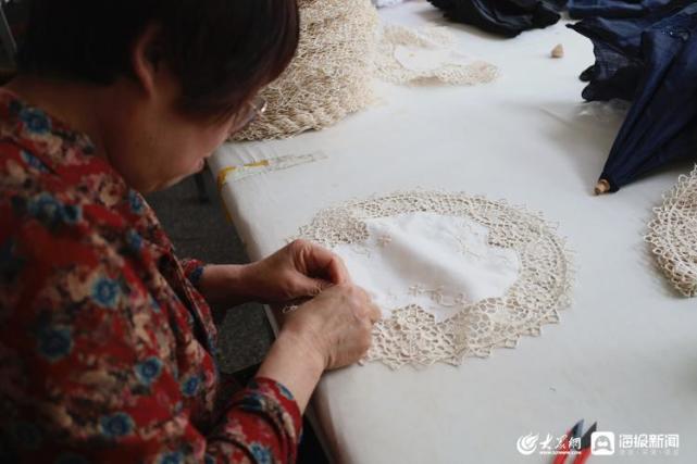山东手造丨飞针走线绣出"抽纱瑰珍" 即墨花边"指尖技艺"变为"指尖经济
