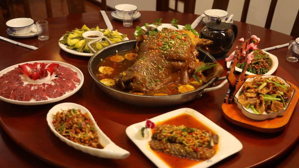 贵州discovery荔波古镇的霸气菜肴鸿运当头牛头宴