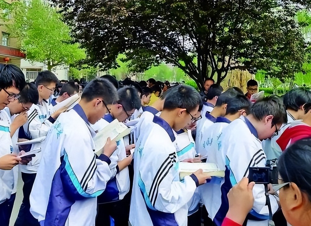 衡水中学的学生在上课期间也是拿着书本学习的,学生们在天还没亮的