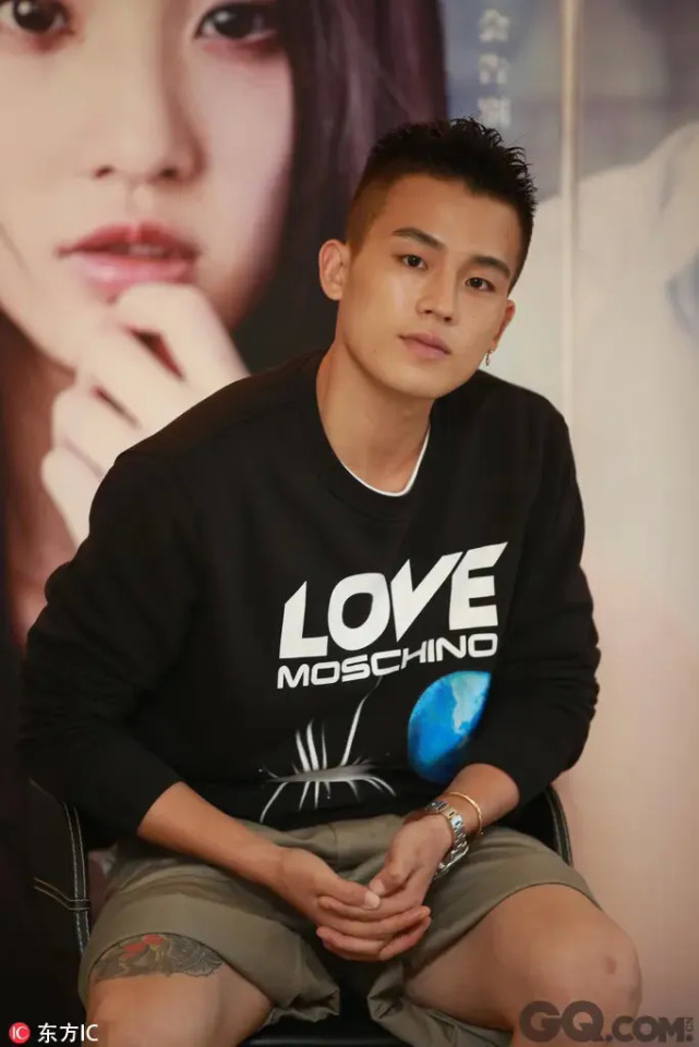 欧豪和女生搂腰,4个字回怼八卦媒体