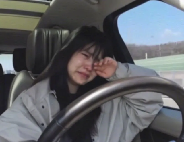 金泰梨自拍自驾游vlog分享往昔趣事边开车边哭惹粉丝关心