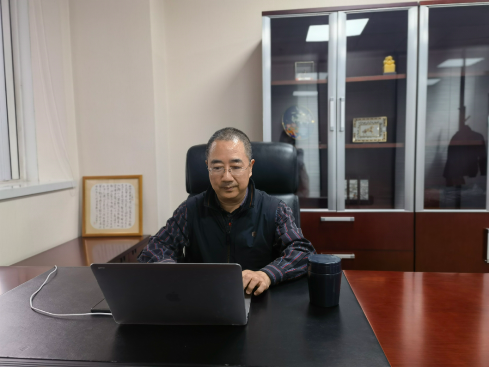 童华强在办公室修改方案.