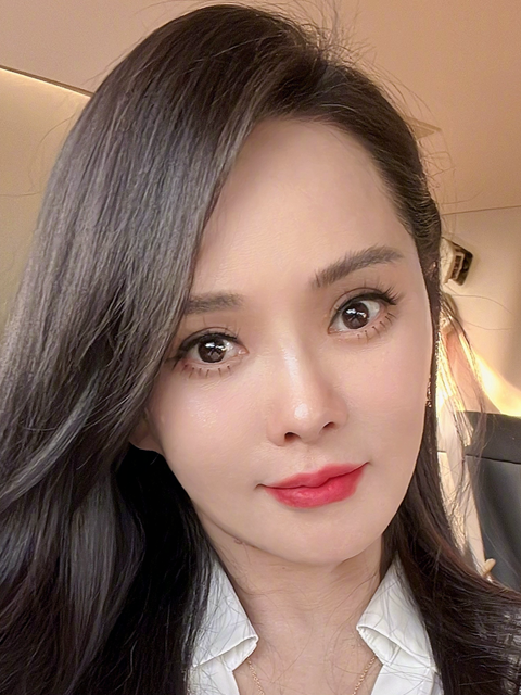 时隔两年伊能静某平台晒自拍54岁素颜出镜冻龄颜值看傻网友