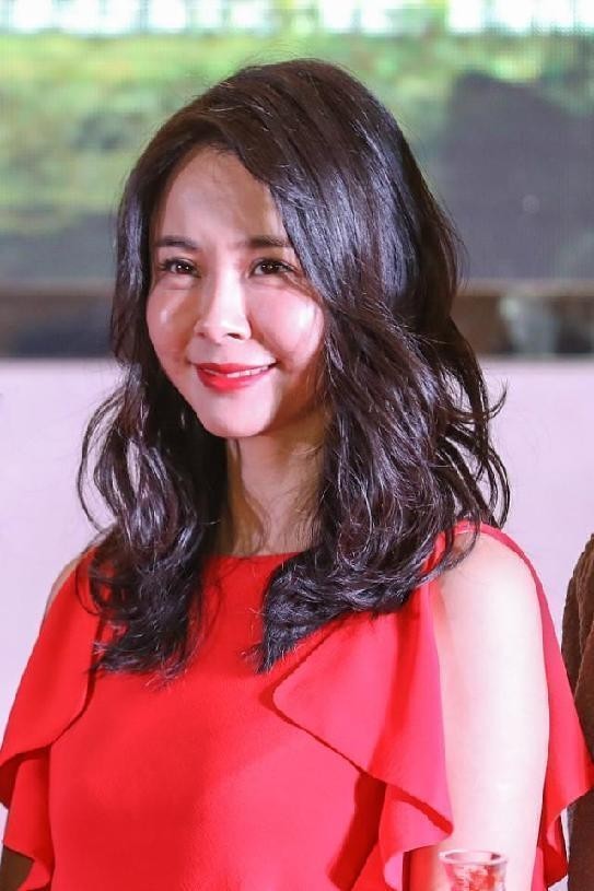 杨若兮有少女感,穿红裙不像40多岁,成熟的颜色也有少女感_腾讯新闻
