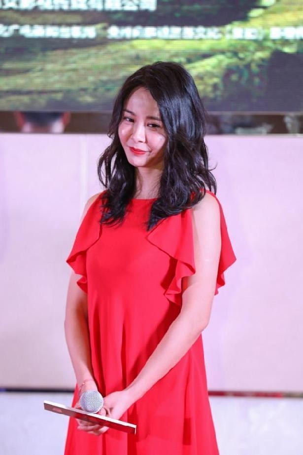 杨若兮有少女感,穿红裙不像40多岁,成熟的颜色也有少女感_腾讯新闻