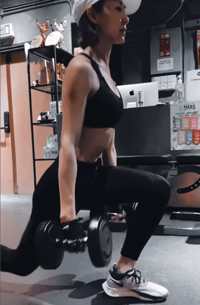 tvb视后胡定欣健身房撸铁穿背心大秀身材古铜色肌肤很吸睛