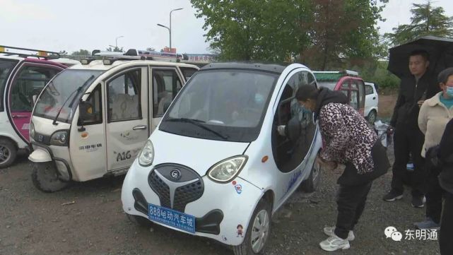 【实拍】东明"三小车辆"临时交易市场热闹了!