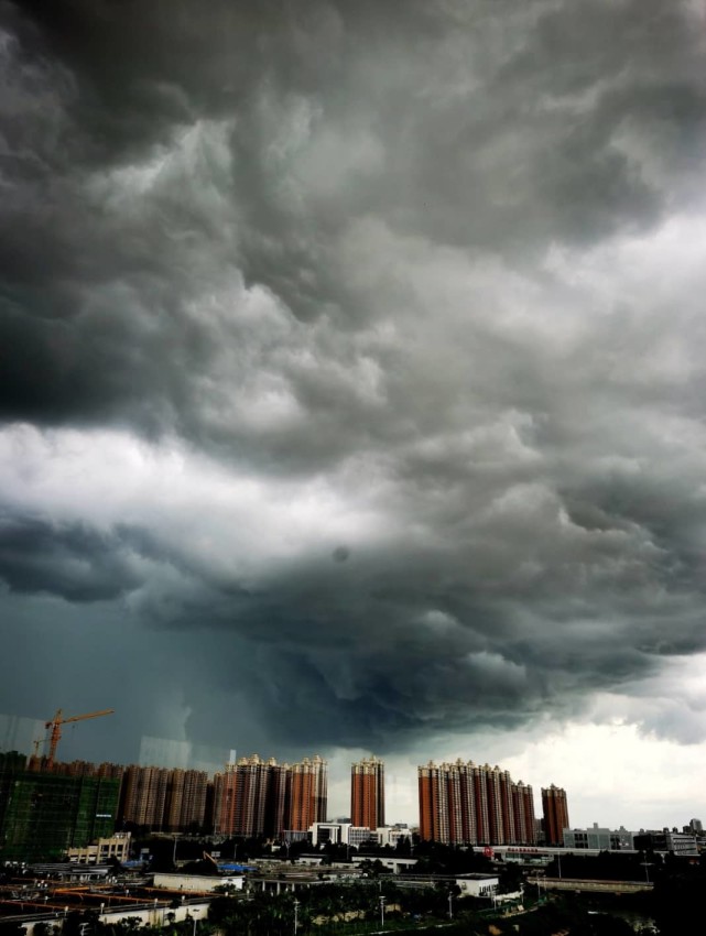 翠竹楼主原创诗第948首:七律—初夏骤雨