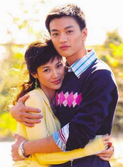 童蕾25岁与周一围同居32岁嫁大富豪40岁丈夫锒铛入狱