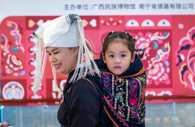 更有广西民族博物馆携手肯德基打造的《妈妈的爱 花背带》主题橱窗,向