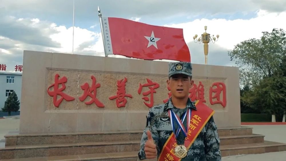 部队崭露头角他的体能优势成天在山地里跑得益于小时候成了一名战士