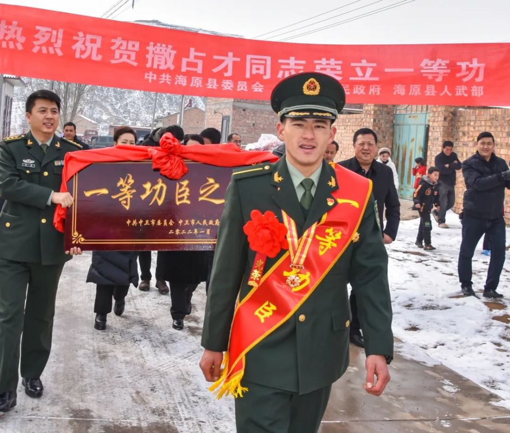 驻香港部队军营“外卖”上线，记得五星好评！乘风和董腾哪一个更好