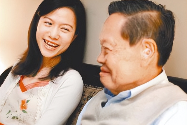 28岁年轻漂亮的翁帆,嫁给了82岁的杨振宁,18年后他们仍恩爱如初