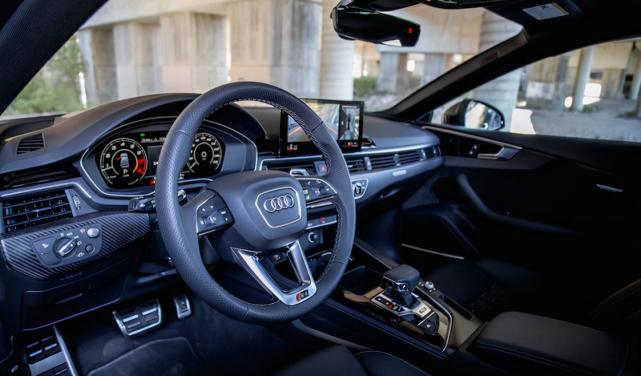 2022 rs 5 只有一些内部变化,即从他们的 suv 借来的新方向盘.